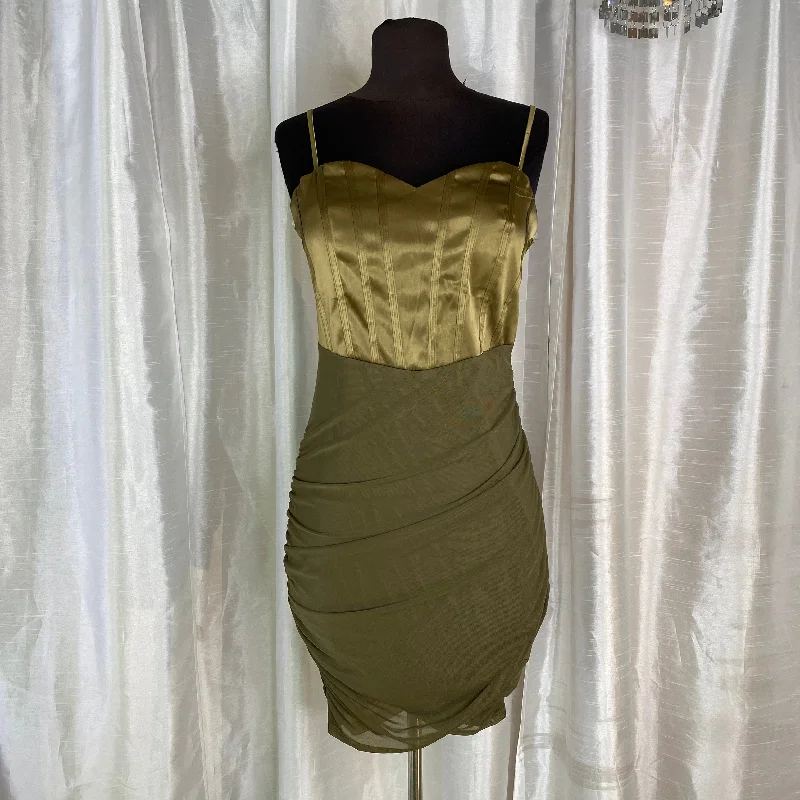 BOUTIQUE Short Fitted Green Cocktail DressSize Large NWT