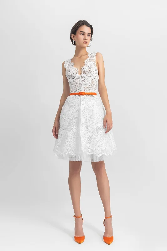 Deep V-neckline lace top, paired with a cage-like lace skirt and a detachable belt. zip skirt side